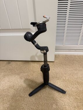 DJI osmo mobile 6 Black Smartphone Gimbal with Tripod works great